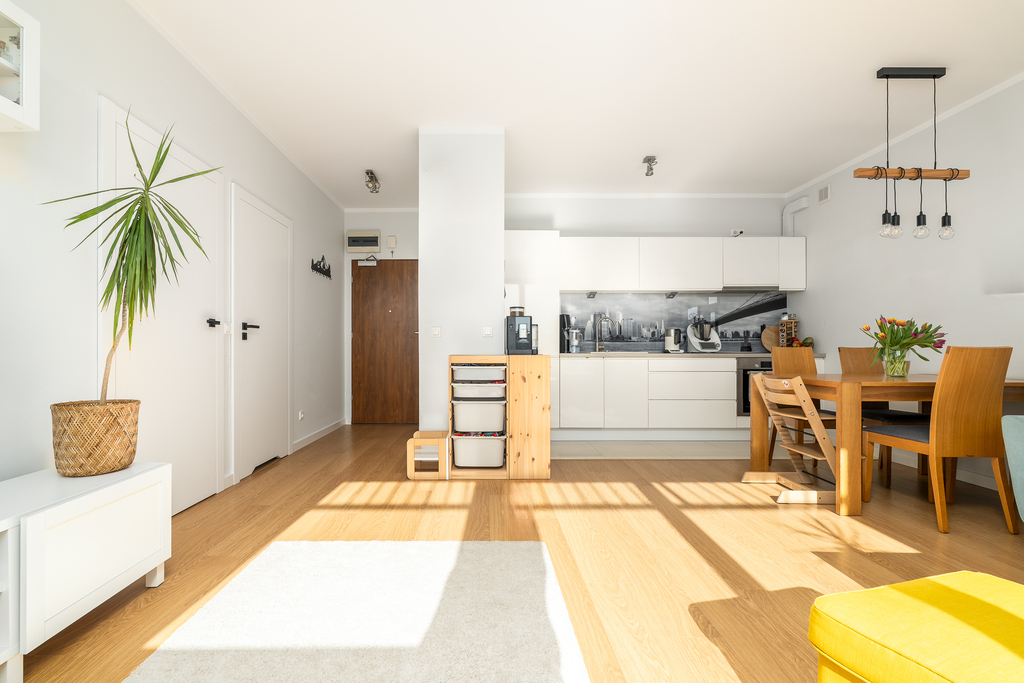 Przytulne 2 pokoje z tarasem i garażem. 4 Ogrody. (7)