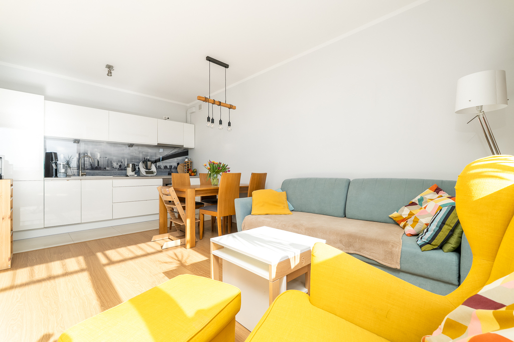 Przytulne 2 pokoje z tarasem i garażem. 4 Ogrody. (8)