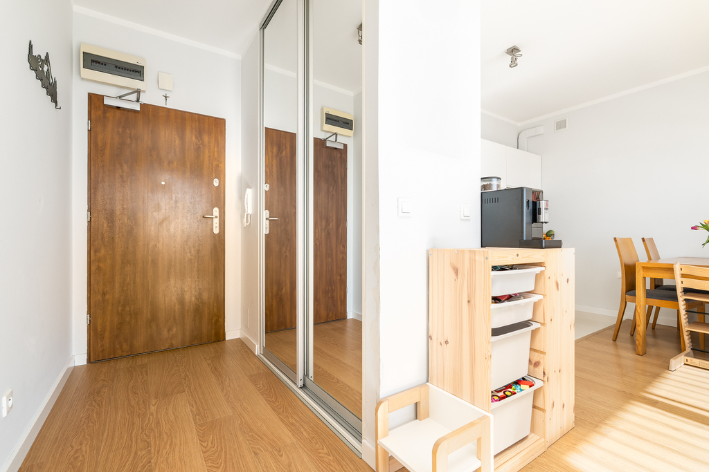 Przytulne 2 pokoje z tarasem i garażem. 4 Ogrody. (13)