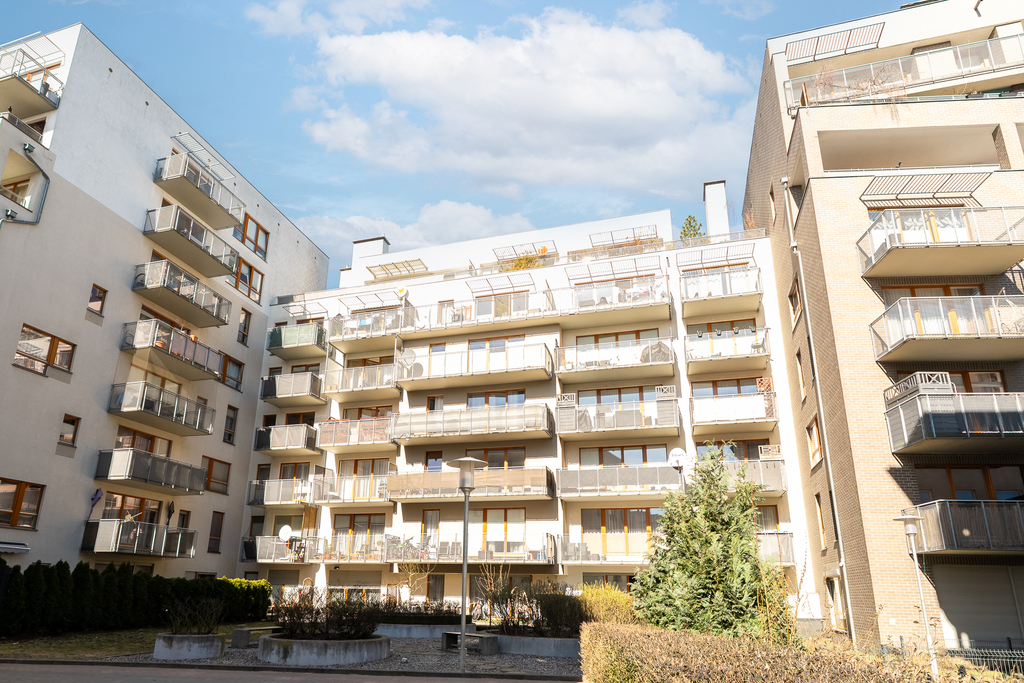 Przytulne 2 pokoje z tarasem i garażem. 4 Ogrody. (16)