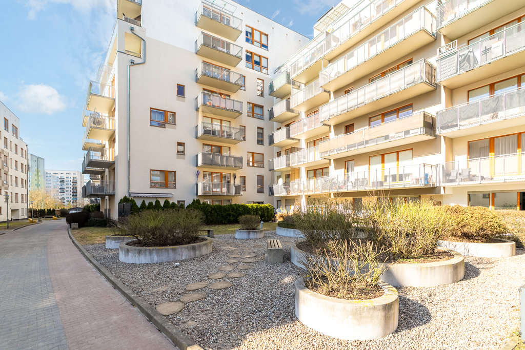 Przytulne 2 pokoje z tarasem i garażem. 4 Ogrody. (17)