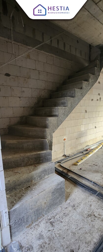 Skrajny segment, 2 m.parkingowe,, 4-pokoje ogródek (7)