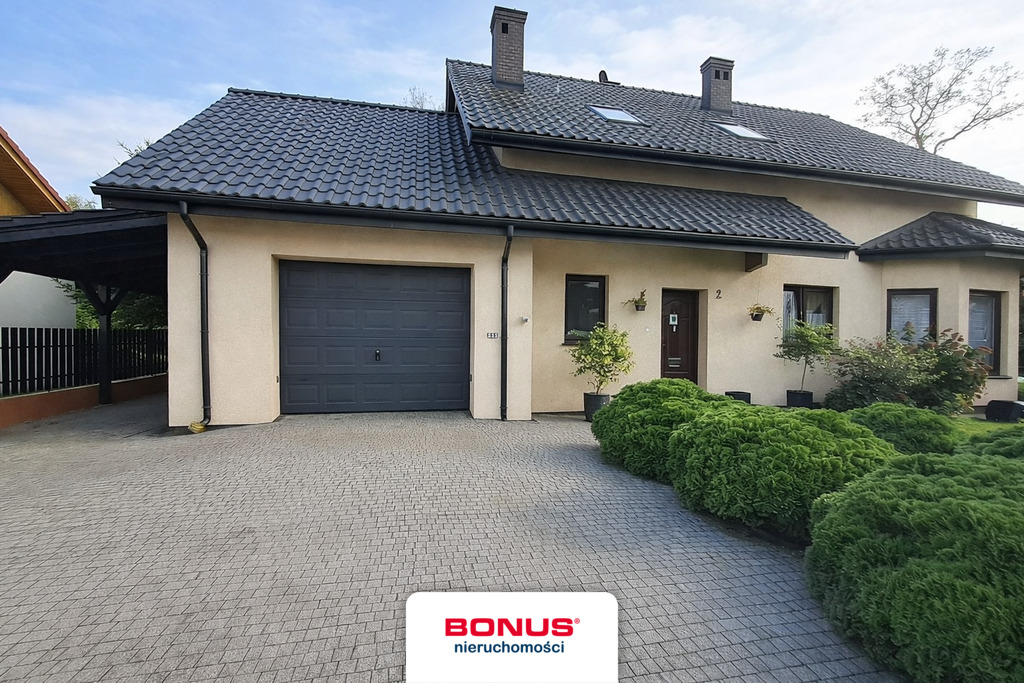 Wolnostojący dom z garażem i ogrodem (21)