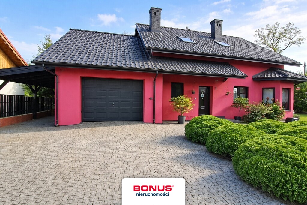 Wolnostojący dom z garażem i ogrodem (2)
