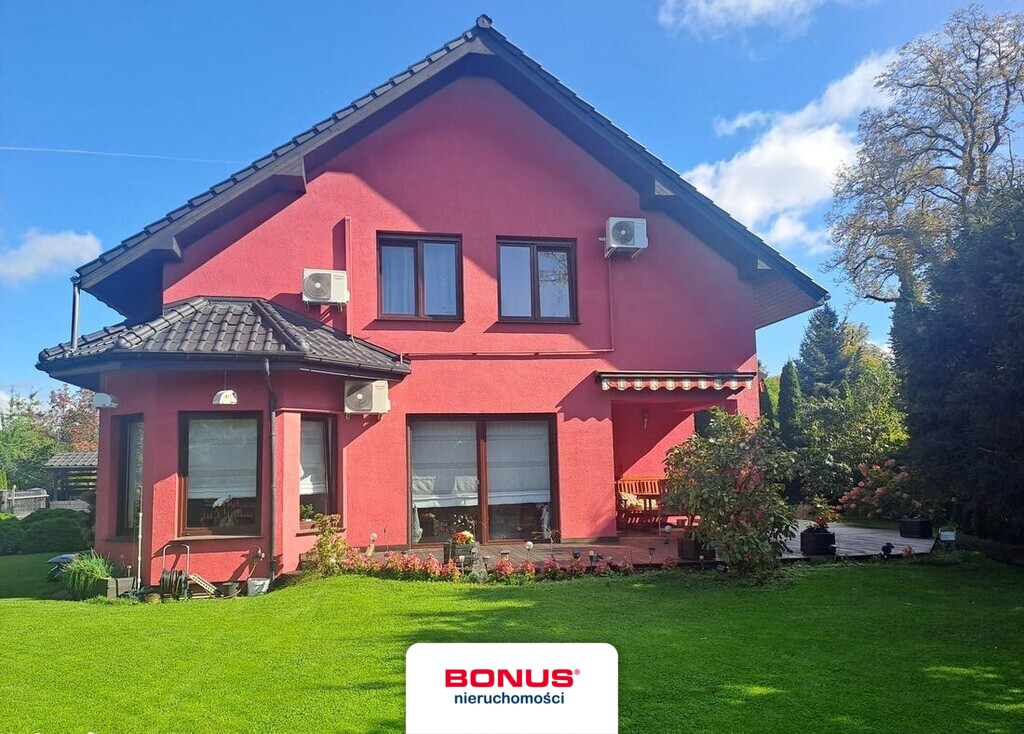 Wolnostojący dom z garażem i ogrodem (3)