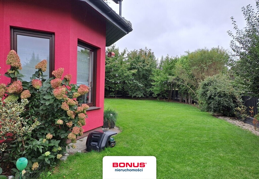 Wolnostojący dom z garażem i ogrodem (4)