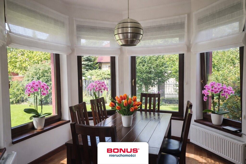 Wolnostojący dom z garażem i ogrodem (1)