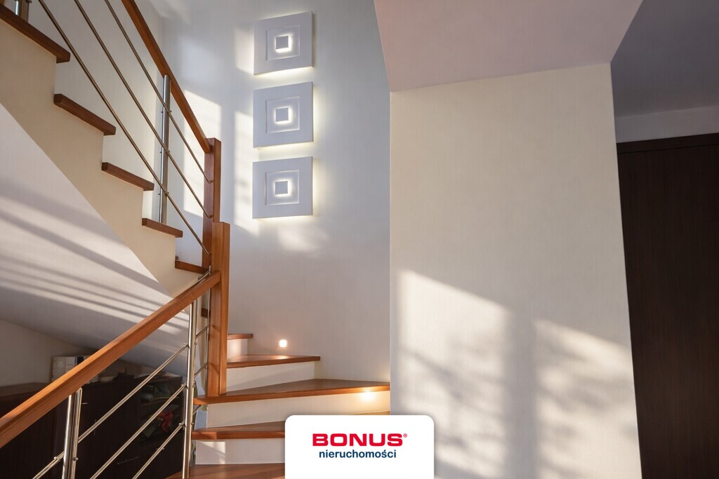 Wolnostojący dom z garażem i ogrodem (13)