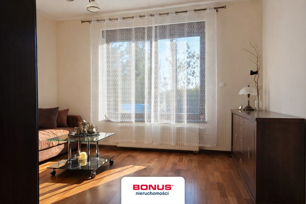 Wolnostojący dom z garażem i ogrodem (16)