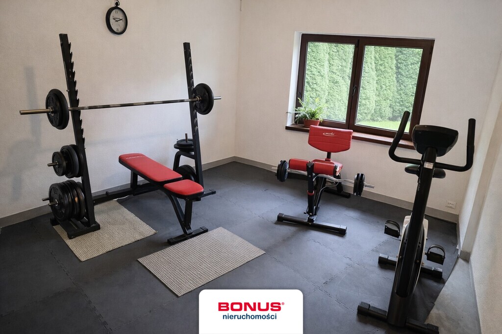 Wolnostojący dom z garażem i ogrodem (17)