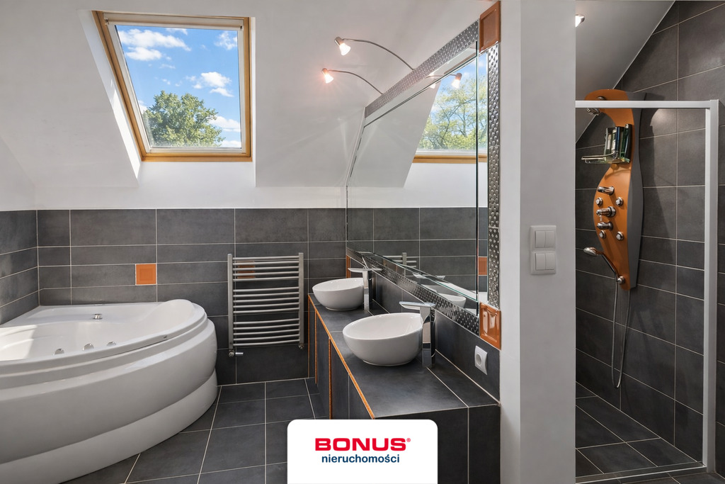 Wolnostojący dom z garażem i ogrodem (12)