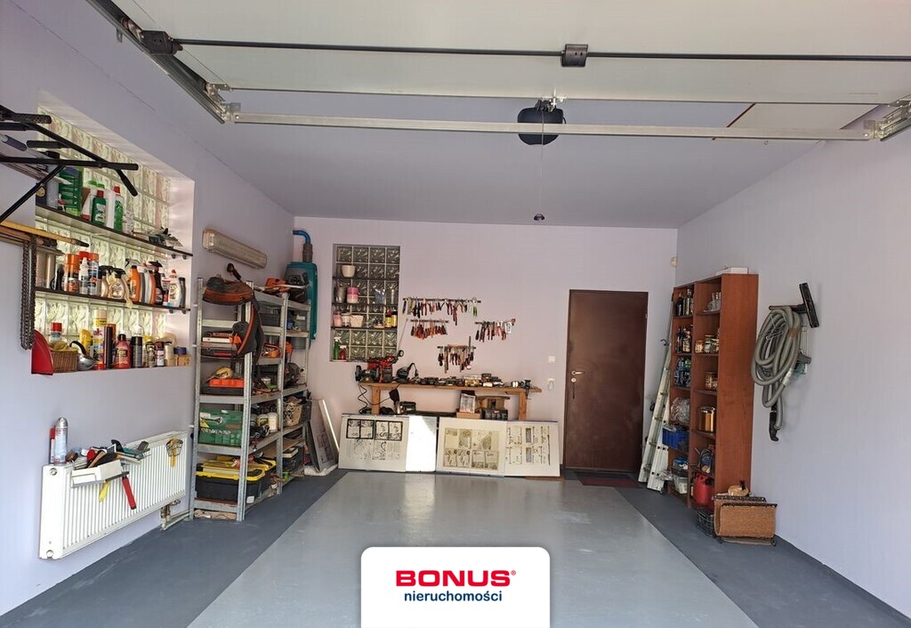 Wolnostojący dom z garażem i ogrodem (18)