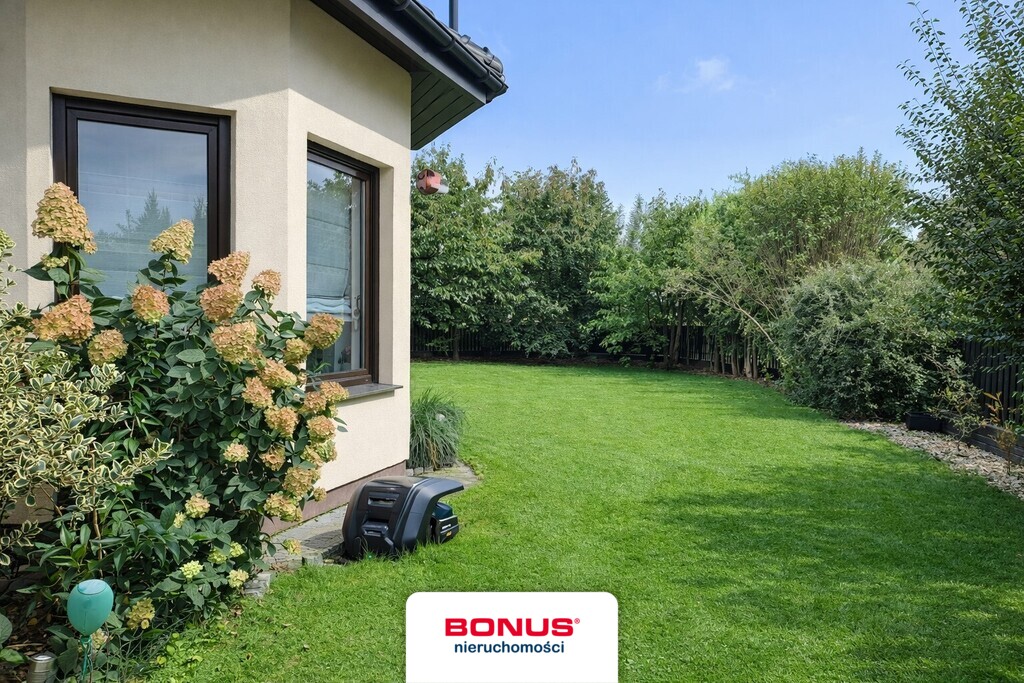 Wolnostojący dom z garażem i ogrodem (22)
