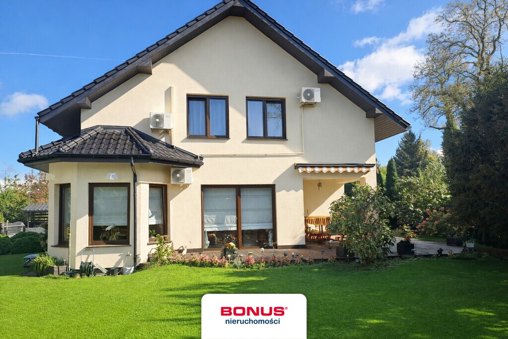 Wolnostojący dom z garażem i ogrodem (23)
