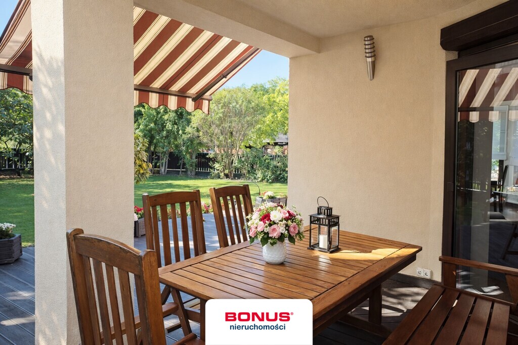 Wolnostojący dom z garażem i ogrodem (24)