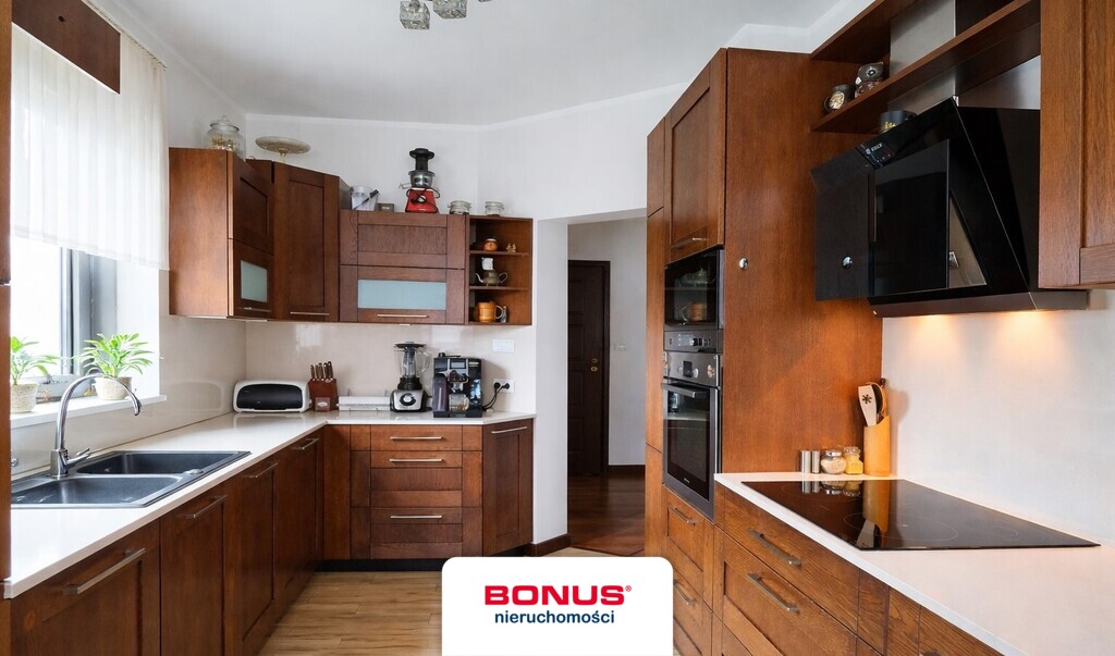 Wolnostojący dom z garażem i ogrodem (7)