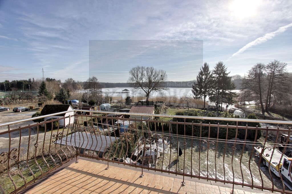 Dom nad jeziorem (14)