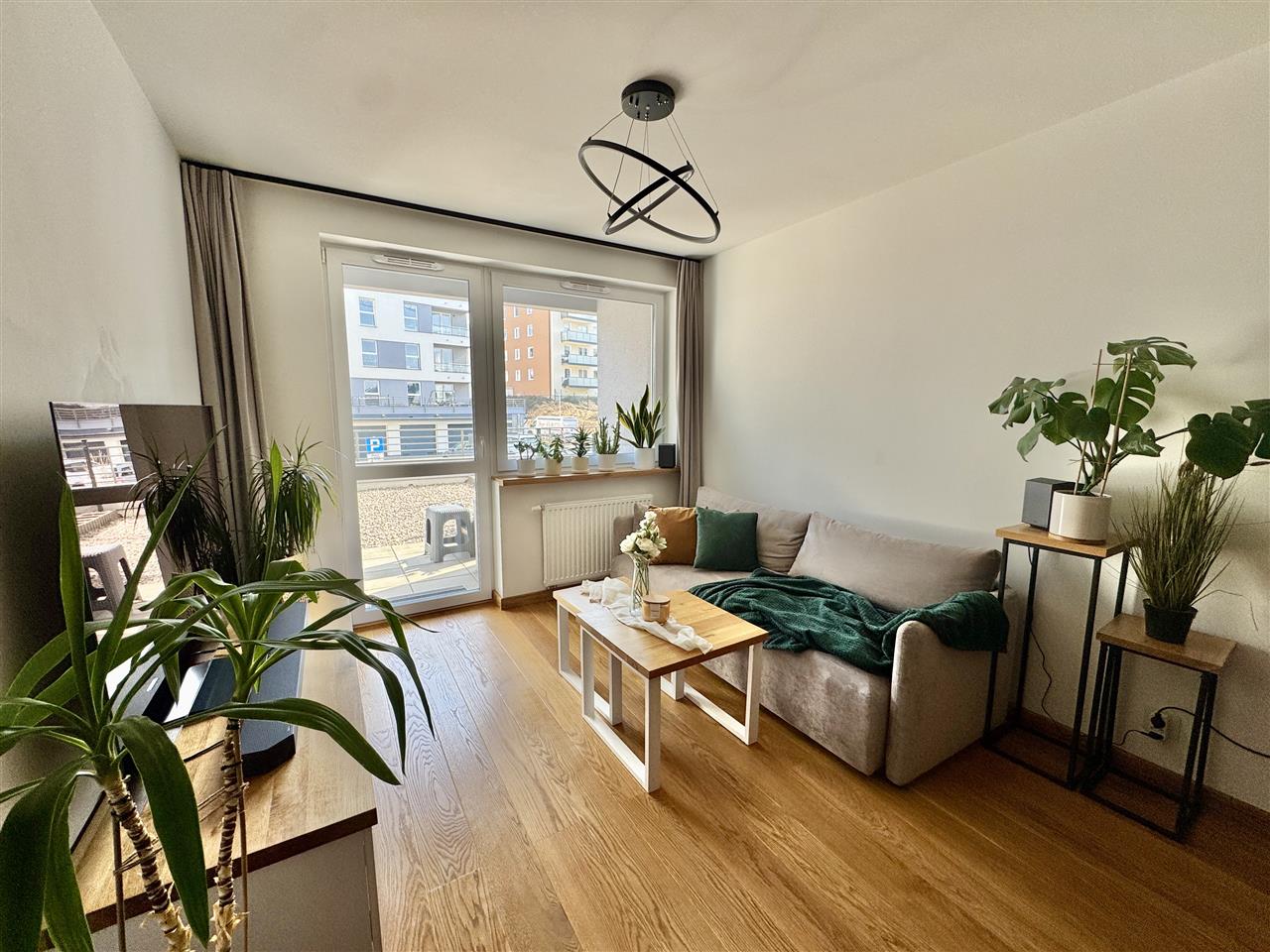 Włoska, os. UE, 2 pokoje z ogródkiem + garaż (1)