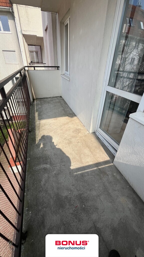 Ładna kawalerka z dużym balkonem (9)