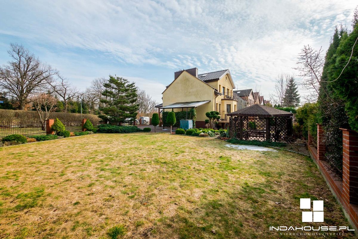 Dom z 4 sypialniami, duża, zagospodarowana działka (26)