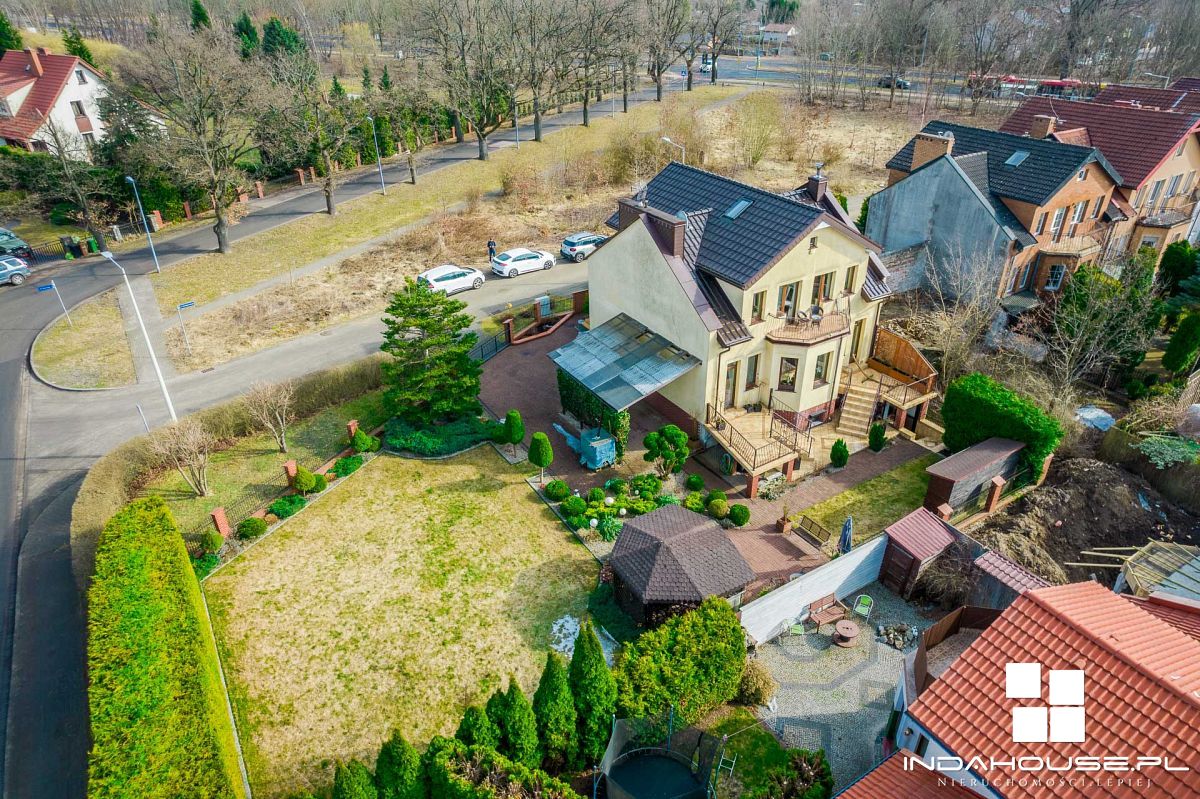 Dom z 4 sypialniami, duża, zagospodarowana działka (28)