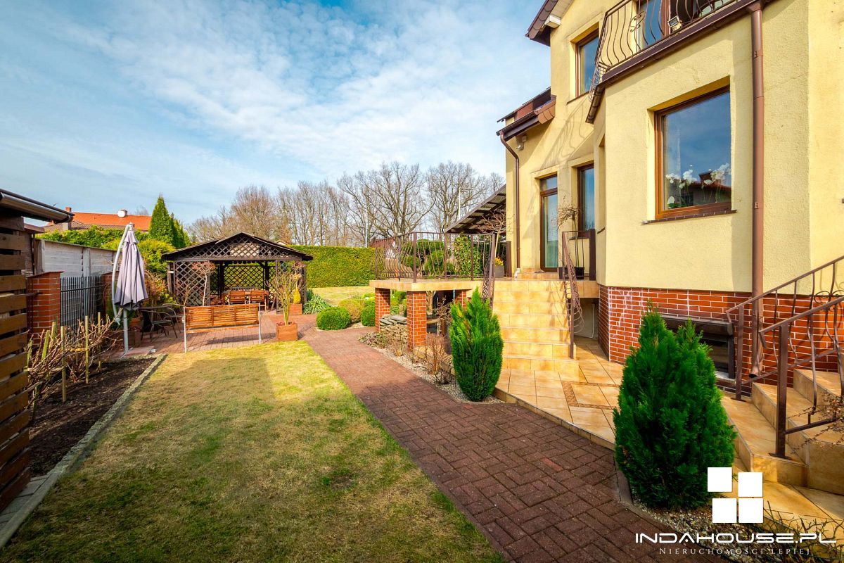 Dom z 4 sypialniami, duża, zagospodarowana działka (30)
