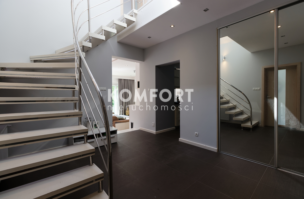 Luksusowy dom z basenem, sauną i pięknym ogrodem. (14)