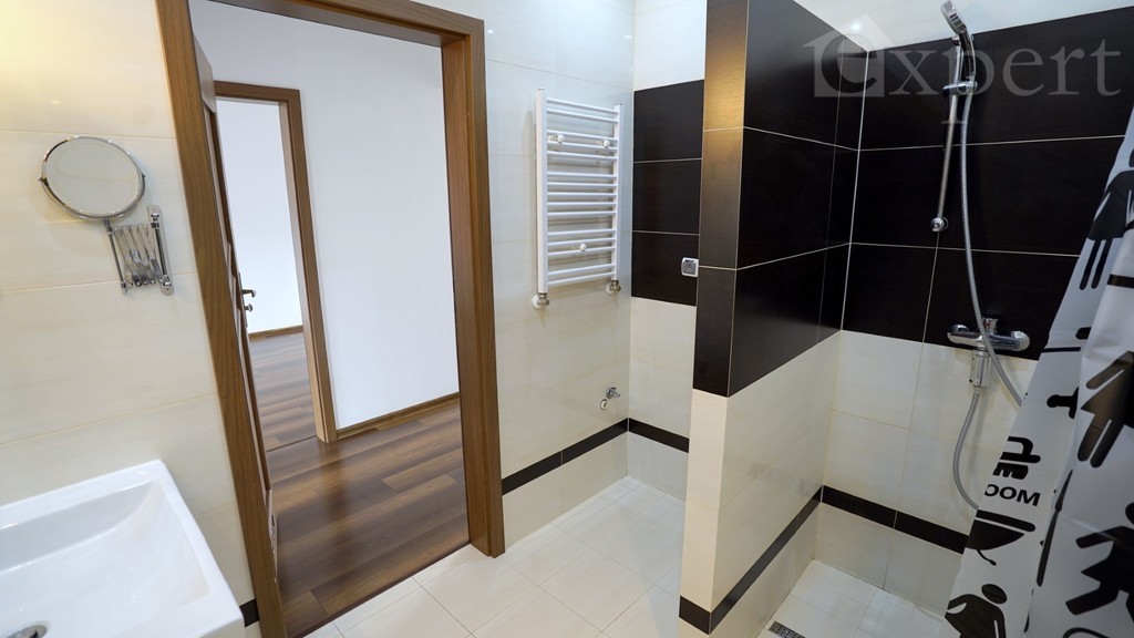 Duże, Komfortowe mieszkanie z miejscem garażowym. (6)