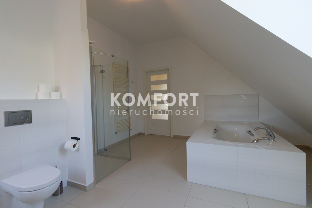 Luksusowy dom z ogrodem na osiedlu zamkniętym (23)