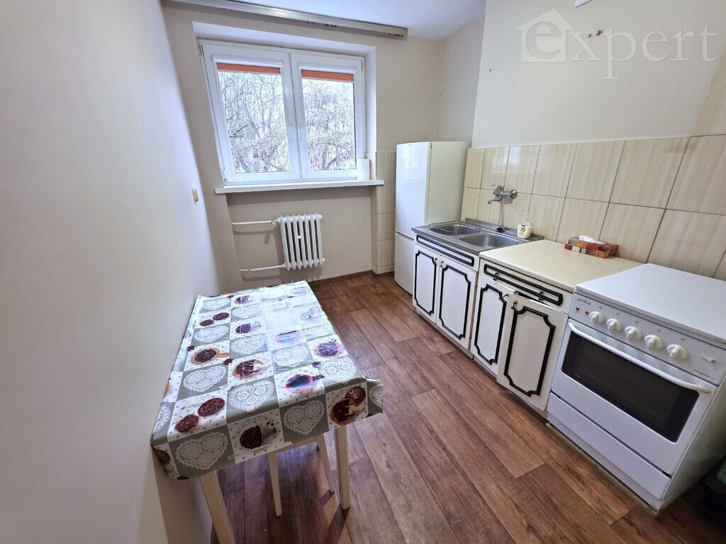 1 piętro, balkon, dwa pokoje ulica 1 Maja (11)