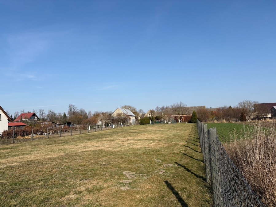 DUŻA DZIAŁKA Z WIDOKIEM NA POLA I WARUNKAMI. (1)