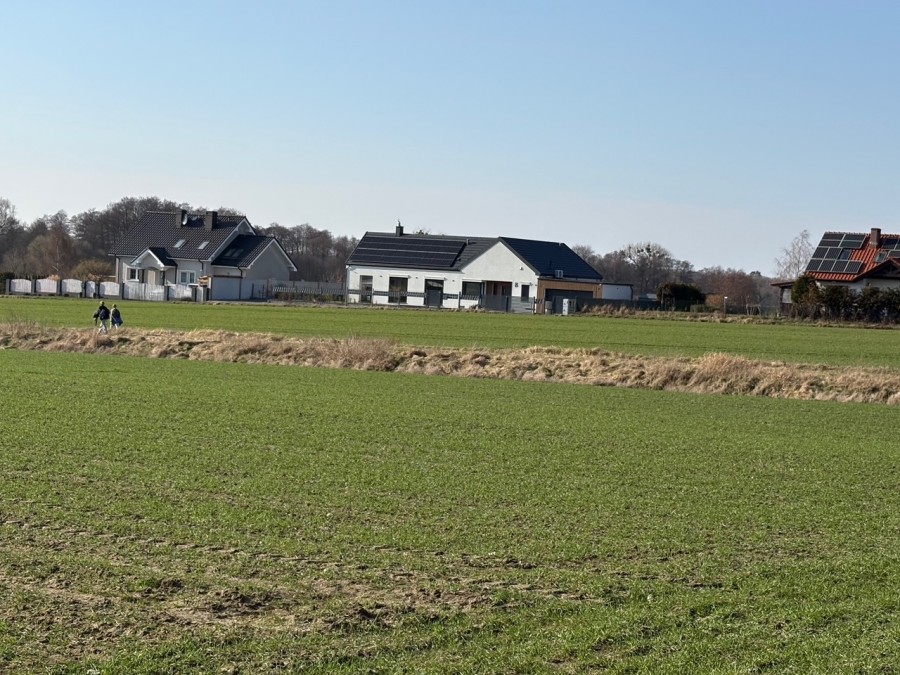 DUŻA DZIAŁKA Z WIDOKIEM NA POLA I WARUNKAMI. (4)