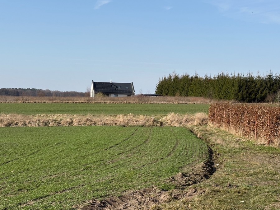 DUŻA DZIAŁKA Z WIDOKIEM NA POLA I WARUNKAMI. (8)