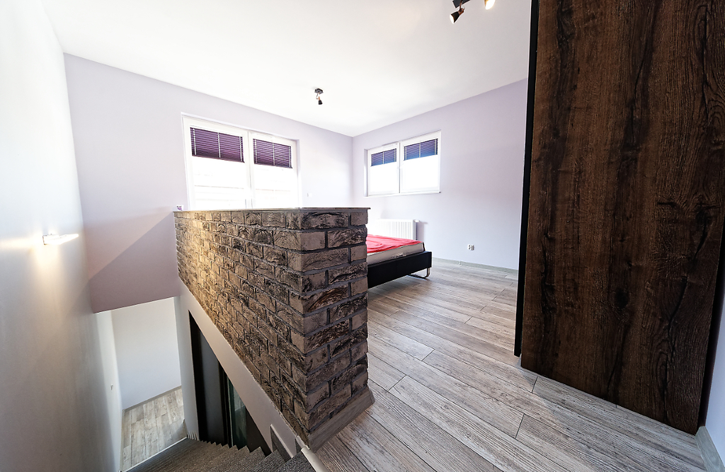 2 pokoje na 2 poziomach z 2 balkonami i garażem (8)