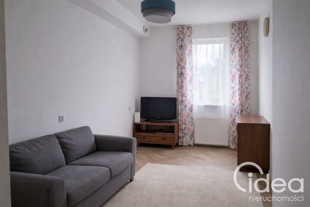 Wolnostojący dom z ogrodem. (8)