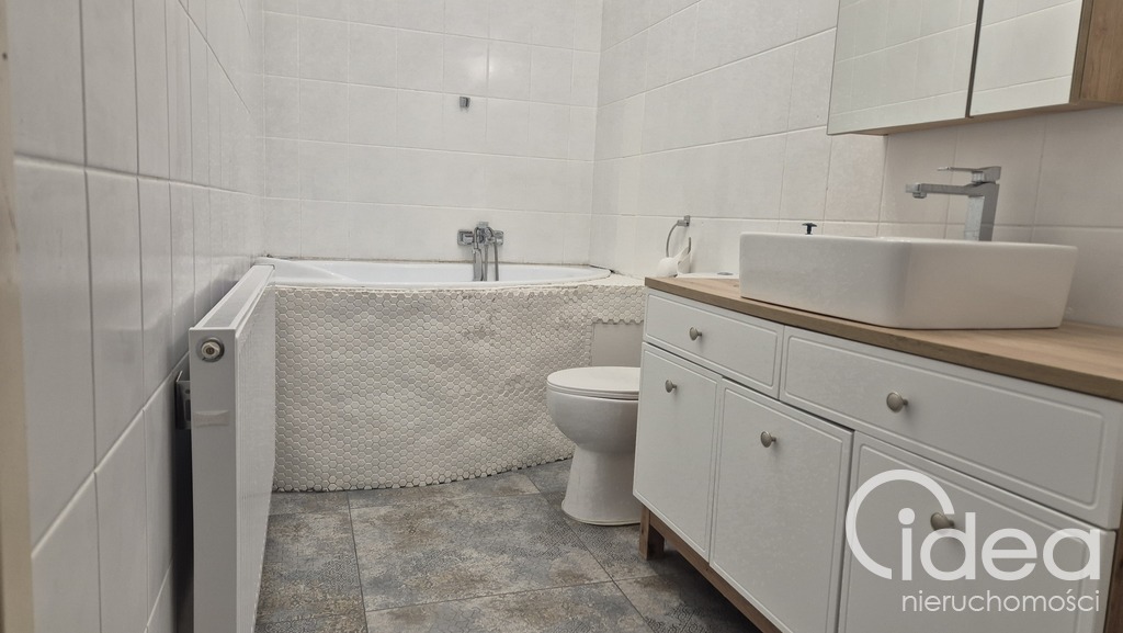 Wolnostojący dom z ogrodem. (11)