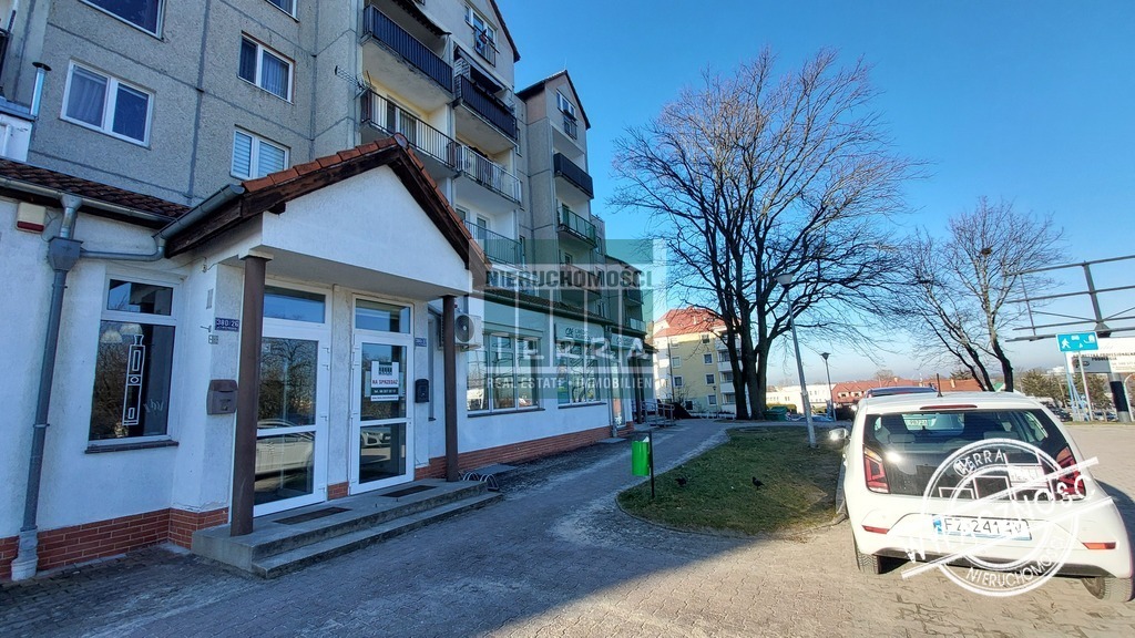 Lokal biurowo-usługowy na parterze (2)