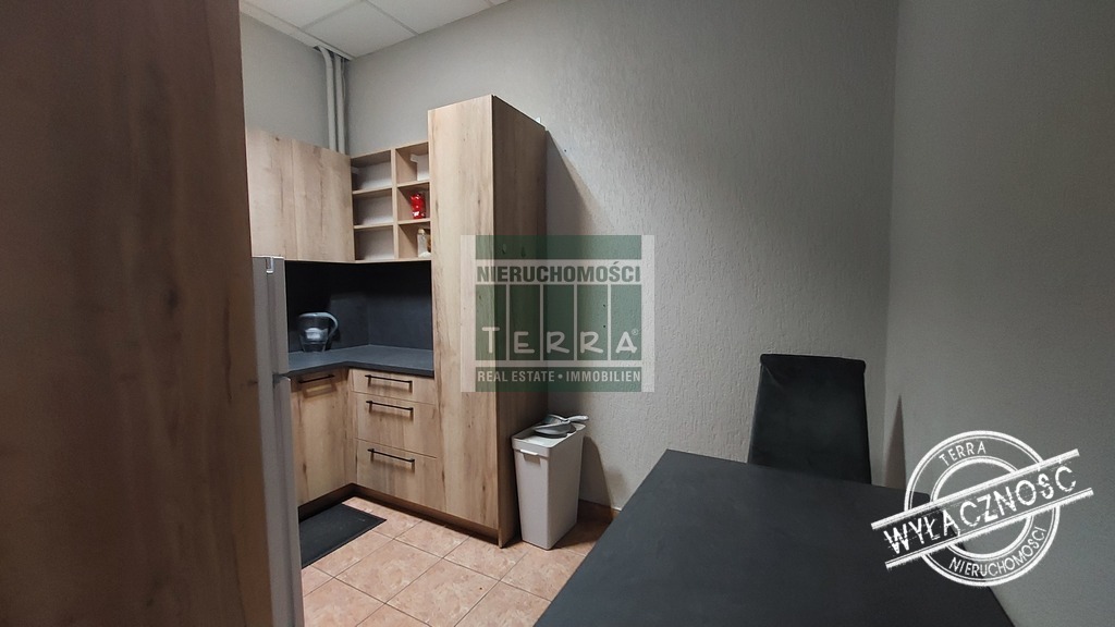 Lokal biurowo-usługowy na parterze (11)