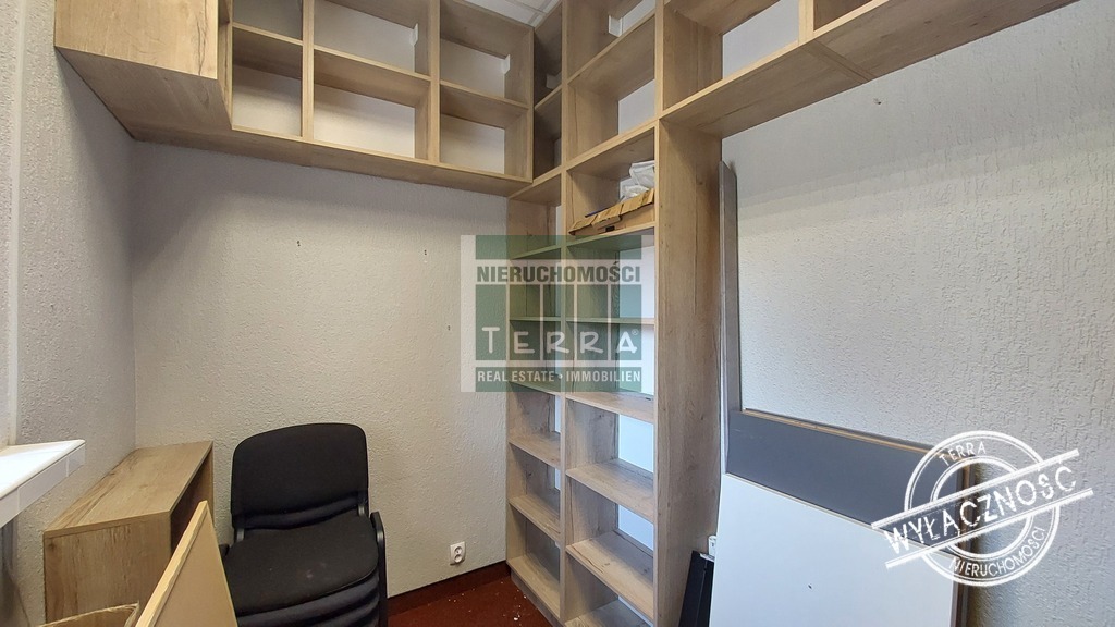 Lokal biurowo-usługowy na parterze (13)