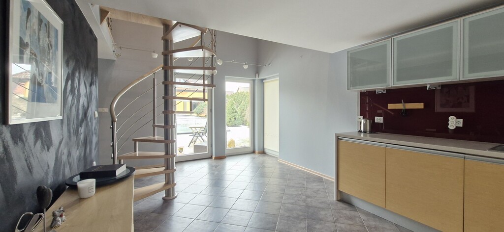 Dom z basenem i domkiem dla gości w cichej okolicy (18)