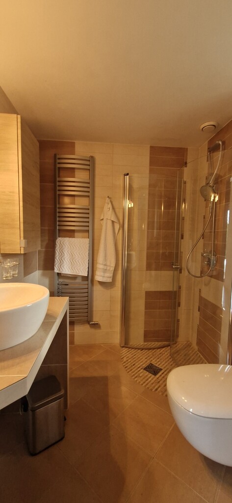 Dom z basenem i domkiem dla gości w cichej okolicy (7)