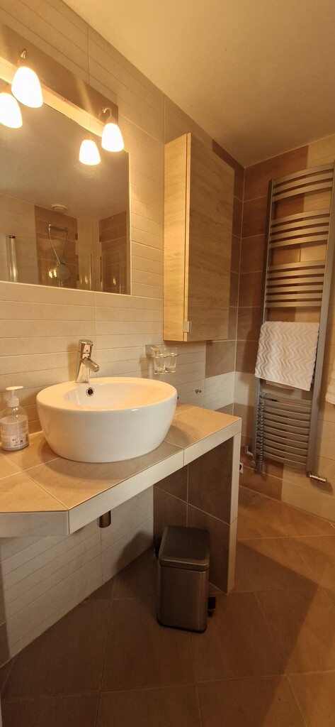 Dom z basenem i domkiem dla gości w cichej okolicy (8)