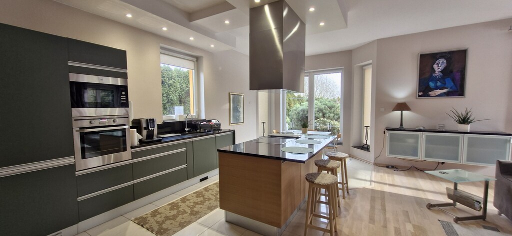 Dom z basenem i domkiem dla gości w cichej okolicy (5)