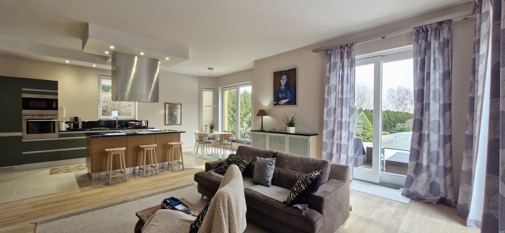 Dom z basenem i domkiem dla gości w cichej okolicy (4)