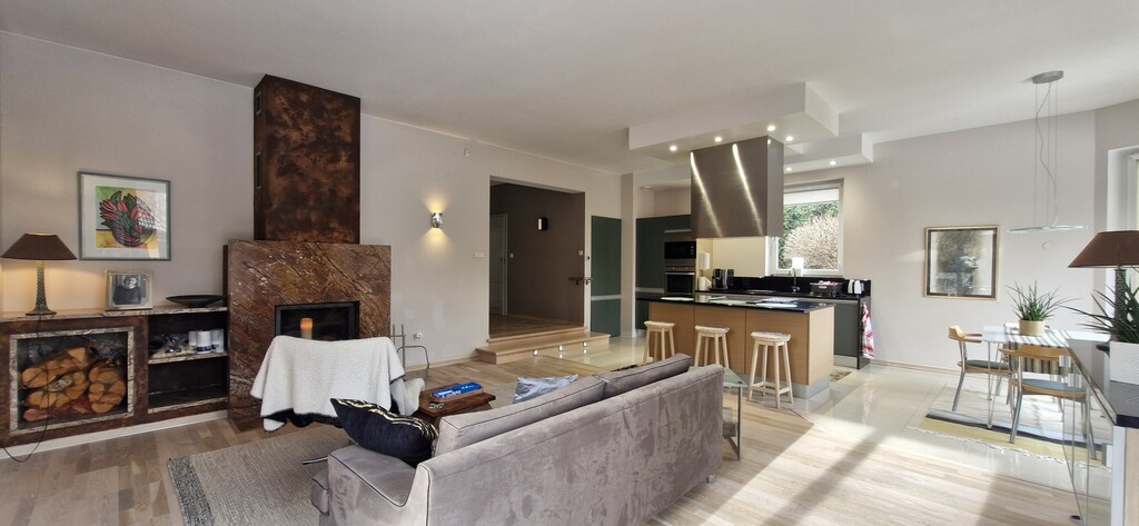 Dom z basenem i domkiem dla gości w cichej okolicy (3)