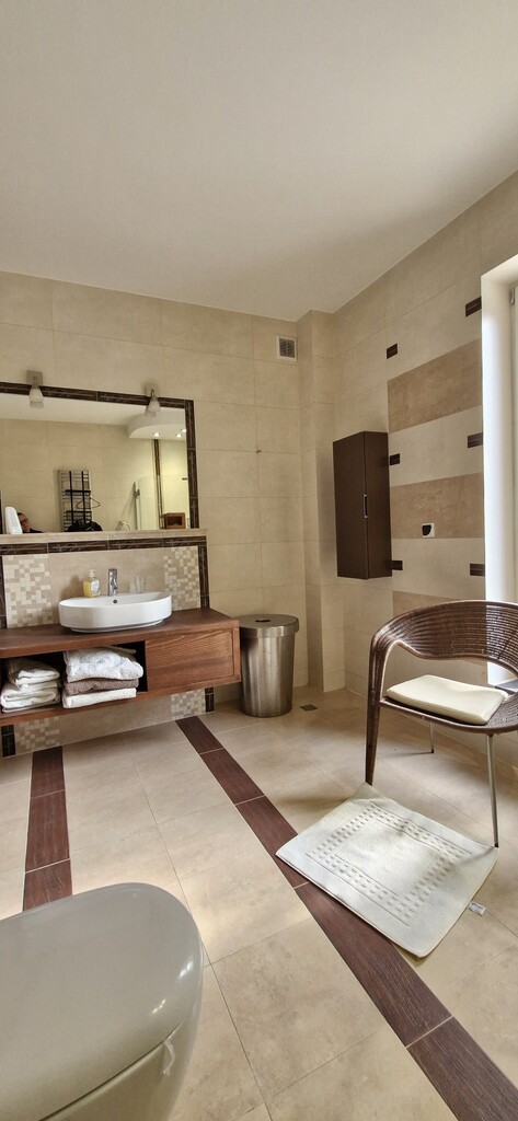 Dom z basenem i domkiem dla gości w cichej okolicy (10)