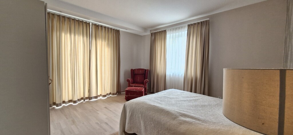 Dom z basenem i domkiem dla gości w cichej okolicy (11)