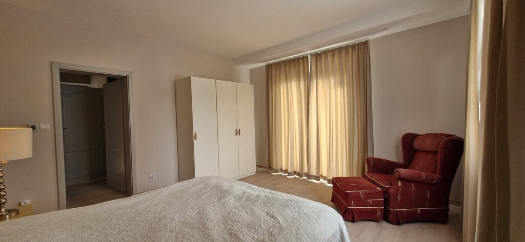 Dom z basenem i domkiem dla gości w cichej okolicy (12)