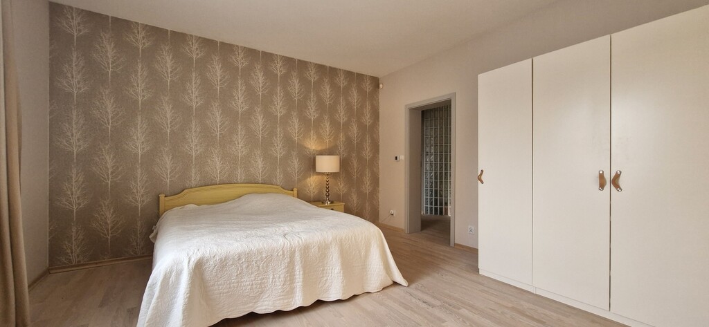 Dom z basenem i domkiem dla gości w cichej okolicy (13)