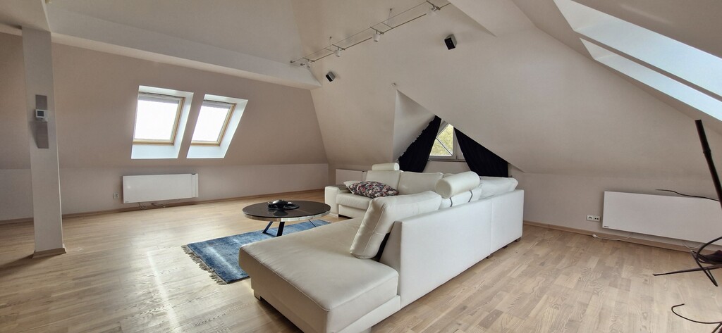 Dom z basenem i domkiem dla gości w cichej okolicy (15)